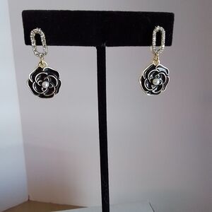 Camelia gold and black earrings